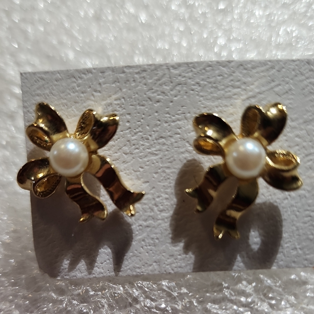 ♥Avon Vintage Stud Earrings-Elegant Gold Bow Pearl Earrings for Pierced Ear